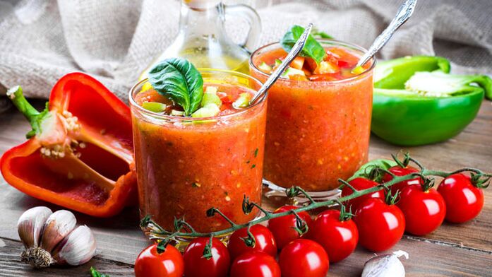 Enerji vermek ve kilo kaybını desteklemek için çeri domates ve dolmalık biber içeren bir detoks smoothie